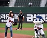 [포토] 조유리 '롯데 승리를 향해'