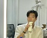 '신민아♥'김우빈도 조명이 필요할까요? 흰 셔츠만 걸치고 앉았을 뿐인데 '완벽 남친짤'!