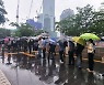 중고차 수백대 잠기고, 지하철엔 200m 줄.. 오늘도 폭우 퍼붓는다