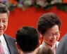 시진핑, 마스크 쓰고 홍콩 도착..내일 반환 25주년 기념식 참석