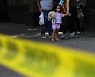 뉴욕 주택가 유모차 밀고 가던 20세 여성, 총맞고 숨졌다