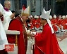 프란치스코 교황, 정순택 서울대교구장에 '팔리움' 수여