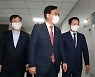 민주당, 단독개의 내주로 연기.."與 양보안 기다릴것"
