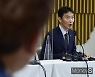 [머니S포토] 이복현 "금리상승기, 취약차주 보호 위해 힘써 달라"