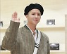 [머니S포토] 위너 송민호 "베레모쓰고 무심한듯 시크한 손인사"