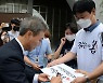 '서명하는 김승수 전주시장'