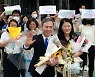 '전주시청 직원들과 인사 나누는 김승수 전주시장'