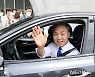 '퇴임식 마치고 취재진에 인사하는 김승수 전주시장'