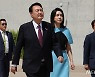 첫 순방 일정 마치고 공군 1호기 향하는 윤석열 대통령 내외