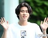 이무진,'해맑은 손인사' [사진]