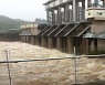 북한 폭우에 임진강 군남댐 수위 '아슬'..내일도 강한 비
