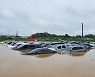 폭우에 수원 중고차 매매단지 침수.. 차량 수십여대 피해