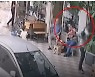 2층 난간서 추락한 한살배기..아래 길가 男 등에 먼저 부딪혀 목숨 건졌다(영상)