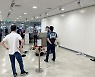 만취한 채 소주병 던지고, 웃통 벗고.. 포항시청서 난동 부린 60대 남성
