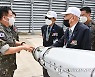 공군 부대 견학하는 참전용사