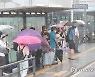 퇴근길 버스 기다리는 시민들