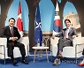 尹, 트뤼도에 "한국전 참전에 고마움..우호 바탕 협력 강화"(종합)