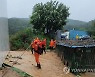 범람한 하천에서 구조되는 주민들