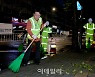 [포토] 취임식날 새벽 거리 청소하는 이성헌 서대문구청장