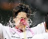 [포토]끝내기 볼넷 얻어낸 SSG 최상민, 알록달록 음료수 맞으며..