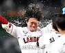 [포토]끝내기 밀어내기 볼넷 SSG 최상민, 실컷 뿌려다오!