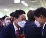 [포토] 도민과 악수 나누는 박완수 경남도지사