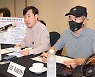 與 "공무원 피살 조작 배후는 文청와대".. 이재명 "철지난 색깔론"