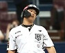 허벅지 부여잡은 강백호..주루 플레이 도중 부상