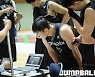 [JB포토] kt 오프시즌 훈련, 결과 확인하는 김영환