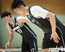 [JB포토] 셔틀런 신호 기다리는 KT 하윤기