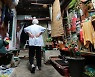 안 사고 안 먹고 버틴다..빈곤층에 더 가혹한 '고물가'