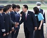 '귀국' 尹 대통령, 공항 영접 나온 이준석 대표와 화기애애