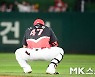 병살타 치고 주저앉은 나성범 [MK포토]