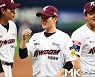 김준완 '팬들 향해 미소 발사' [MK포토]