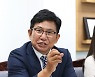 답변하는 김경학 제주도의회 의장