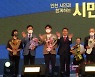 시민들과 기념촬영 하는 유정복 인천시장