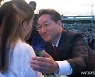 시민에게 꽃다발 전달하는 유정복 인천시장