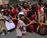 인도 연례 전차 축제에서 전차 끄는 참가자들