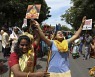 인도 전차 축제에서 노래하는 힌두교도들