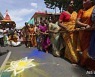 인도 전차 축제, 전차 끄는 힌두교도들