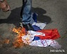 러시아 국기 불 태우는 리투아니아 시위대