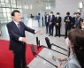 아침 윤 대통령이 한다는 '도어스테핑', 영국선 뜻이 좀 다르다