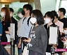 [T포토] 웬디 '순서 기다려요'