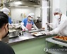 배식 봉사하는 신경호 신임 강원교육감