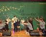 꽃다발 받는 노옥희 울산교육감