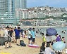 개장 첫주말 해운대해수욕장, 푹푹 찌는 날씨에 관광객 '북적'