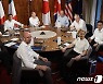 "전쟁 끌고 가는 서방 지도자에, 국민 피로 쌓여가..푸틴 전략" -美매체