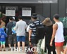 수영장 입장하기 위해 줄선 시민들 [포토]