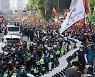 尹정부 첫 대규모 집회.."청와대 놔두고 왜 여기서" 주민들 불편 호소