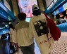 김혜수, 팔짱끼고 다정하게 '극장 데이트'
